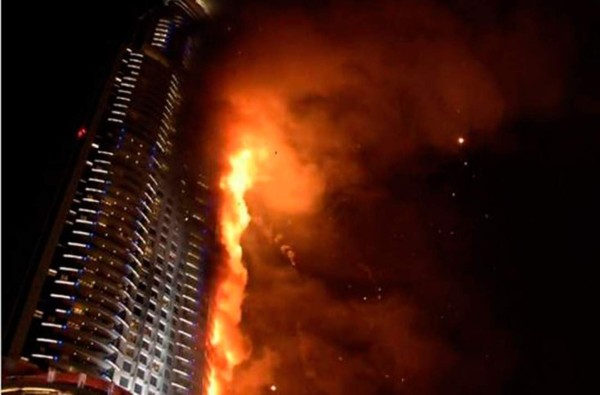 Dubái: enorme incendio en un hotel antes de celebraciones de Nochevieja