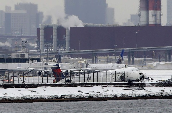 Avión se sale de pista en aeropuerto neoyorquino