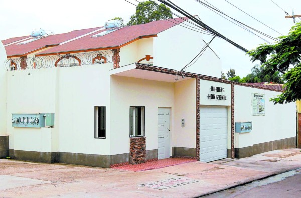 Hermosa chilena también recibió 'regalitos' con dinero del IHSS