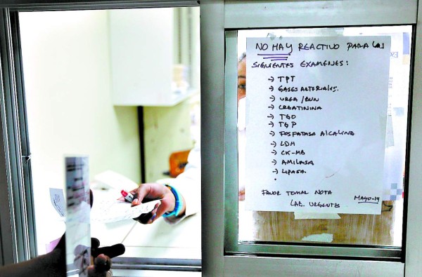 Escasez de reactivos en el HEU desata lágrimas de familiares