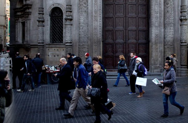 Niega default; se desploman títulos