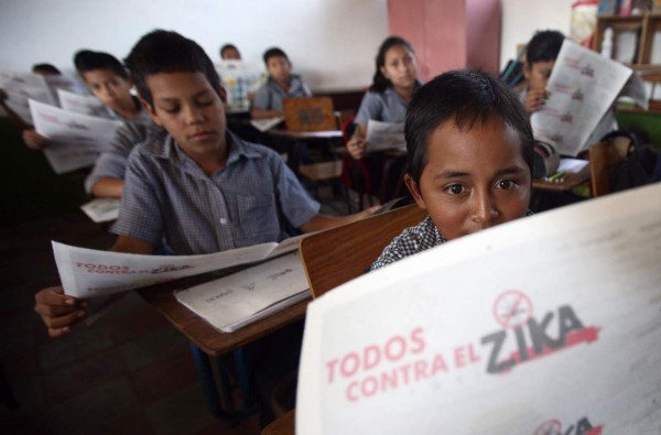 Escuela recibe folletos instructivos para prevenir el virus del zika