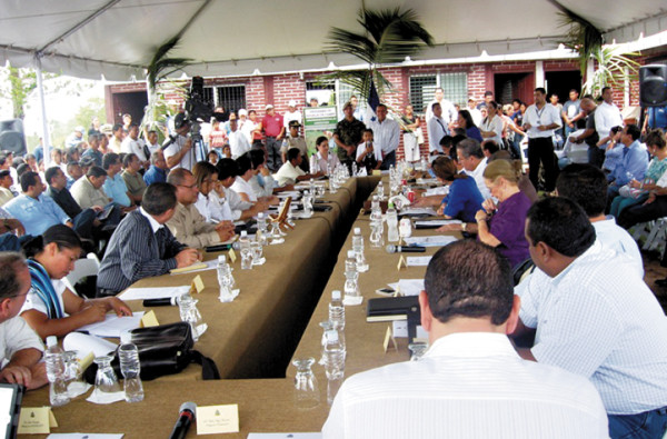 Gobierno promete apoyo a comunidades pech