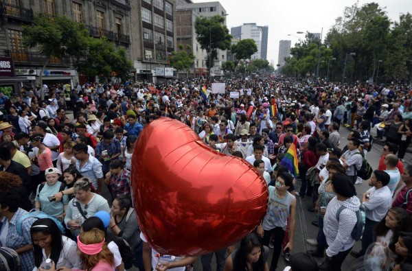 Colorida multitud festeja día del orgullo gay y fallo judicial