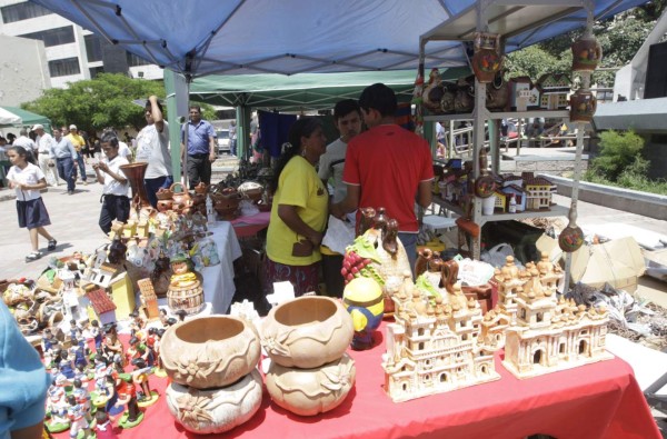 Promueven feria artesanal lenca en la plaza central