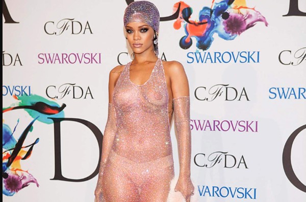 FOTOS: Los vestidos más sensuales, polémicos y criticados de Rihanna