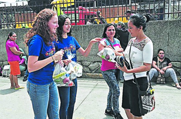 Infantes que ayudan a otros de todo corazón