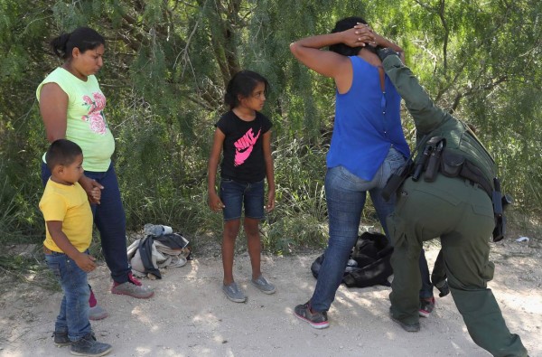Arrancar a los niños de brazos de sus padres; la severa medida para desalentar a los migrantes