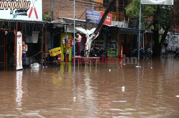 Carros anegados y personas atrapadas en la Kennedy tras fuerte tormenta en la capital