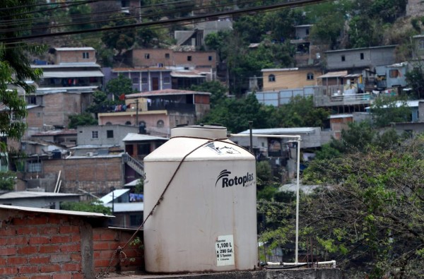 Capitalinos esperan lluvias en mayo que palíen sequía de agua