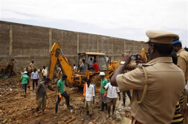 Mueren 11 constructores tras derrumbamiento en la India