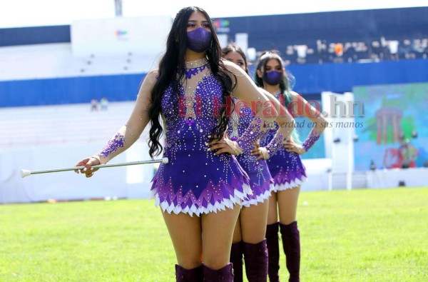 Bellas y deslumbrantes, así retornaron las palillonas a los desfiles (FOTOS)