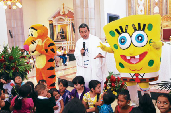 Niños cobijados por la Morenita