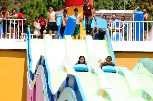 Hermosas sirenas abarrotan balnearios de la capital hondureña
