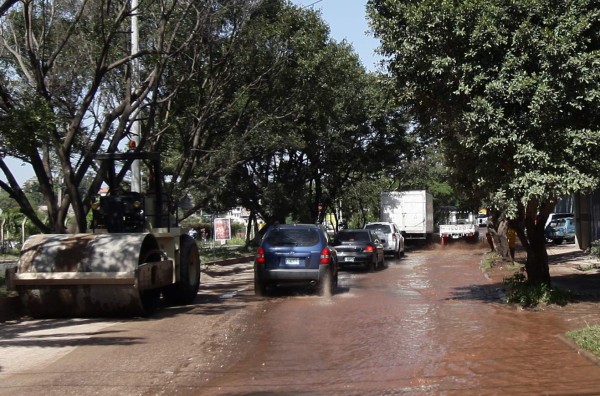 Fuga de agua en bulevar Los Próceres