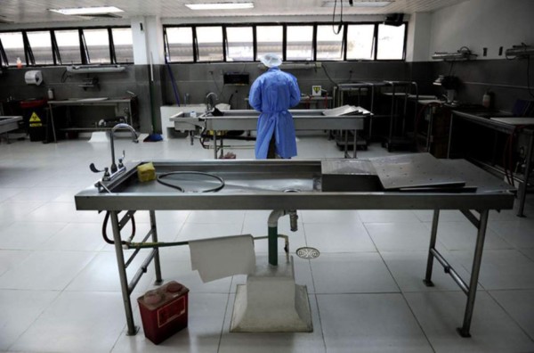 Hombre amanece desnudo en una morgue tras borrachera