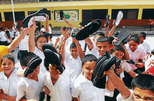 La caravana de zapatos llegó a la colonia Soto
