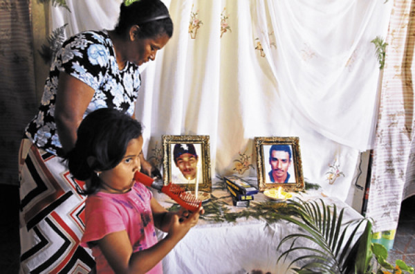 La familia Méndez Martínez espera cinco cadáveres