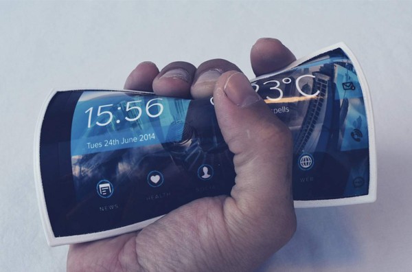 Celular en la muñeca