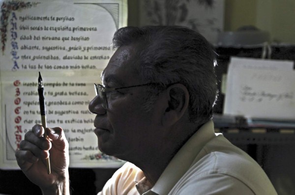 Maestro de los versos, la pluma y el tintero