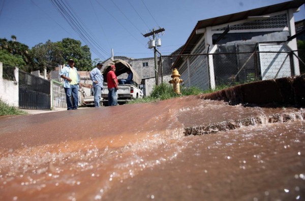 Fuga de agua en bulevar Los Próceres