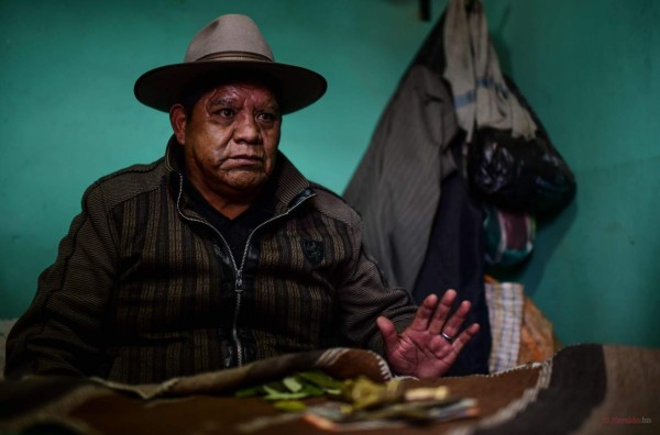 Los chamanes aymaras usan la lectura de hojas de coca, una tradición andina ancestral, para predecir el resultado de las elecciones del 18 de octubre en Bolivia.