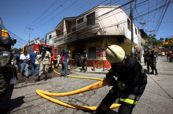 Pandilleros prenden fuego a negocio; fallece una persona