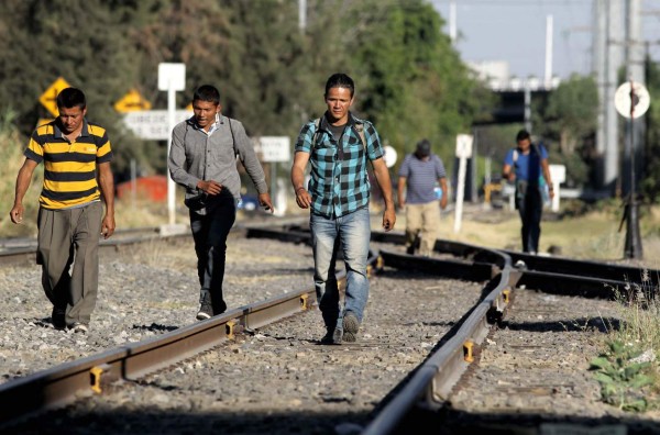 Caravana de migrantes -entre ellos más de mil hondureños- vive precarias condiciones en su 'viacrucis' a la frontera de EEUU