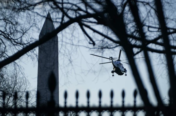 La triste despedida de Trump y Melania de la Casa Blanca en imágenes