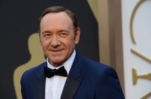 Kevin Spacey se disculpa por serias acusaciones sexuales y se declara homosexual