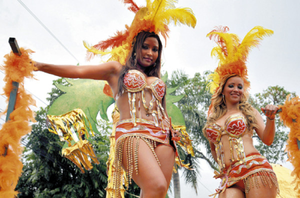 Explotó el carnaval en la Feria Juniana