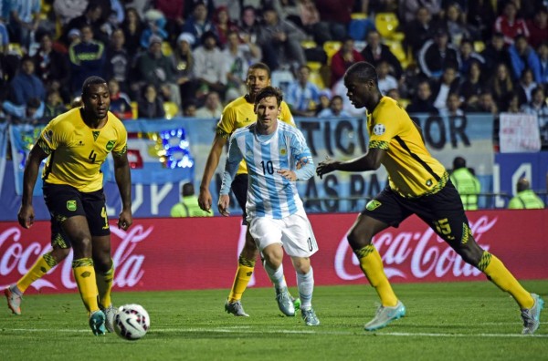Solitario gol de Higuaín para vencer a Jamaica