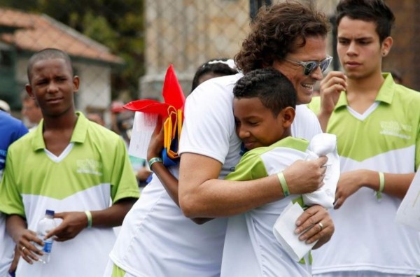 Carlos Vives juega al fútbol con niños por la paz en Colombia&nbsp;&nbsp;