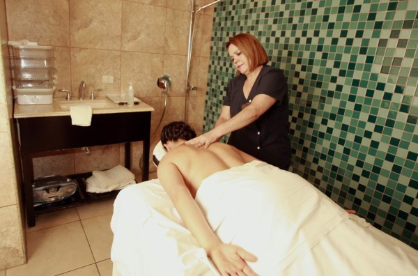El hotel Marriott de Tegucigalpa dispone del servicio profesional de masajes y faciales a través de Sky Fitness and Spa, un paraíso en donde mamá se podrá liberar de todo el estrés que usualmente la rodea.