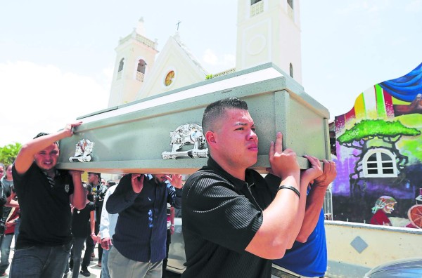 Familiares de universitario asesinado por mareros se quejan de la línea de emergencias 911