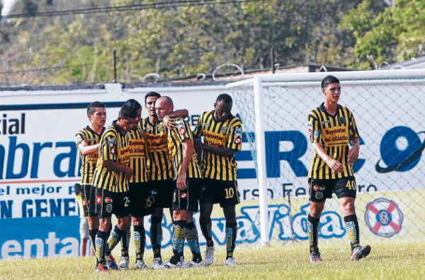 Necaxa cede en casa y cae ante el España