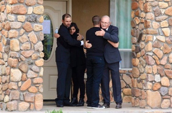 En medio de dolor y miedo sepultan a miembros de familia LeBarón