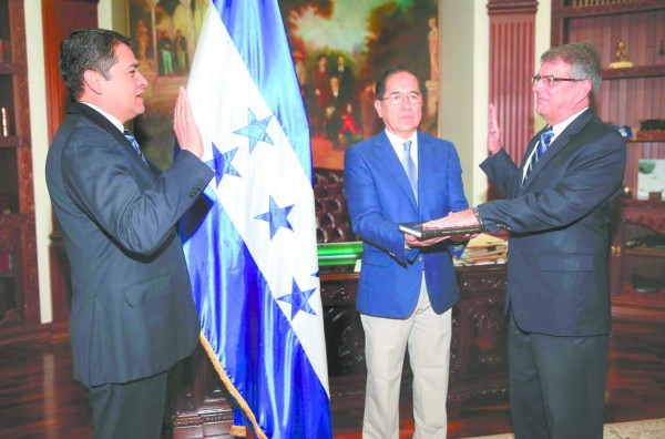 Presidente de Honduras anuncia cambios en el gabinete