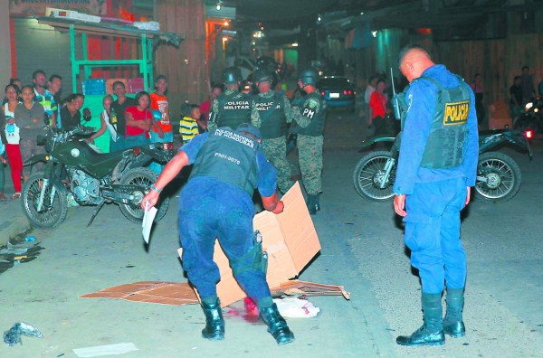 Dejan niño en caja y carro lo aplasta