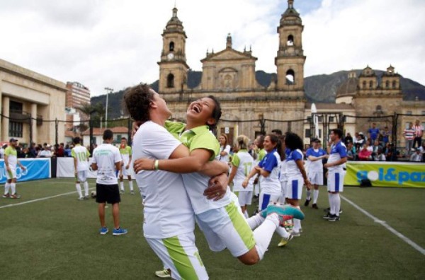 Carlos Vives juega al fútbol con niños por la paz en Colombia&nbsp;&nbsp;