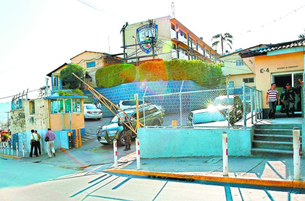 Podrían emitir orden de captura contra policías involucrados en robo