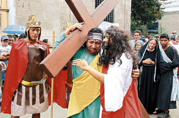 Honduras: Fieles reviven la pasión y la fe con el Vía Crucis bíblico