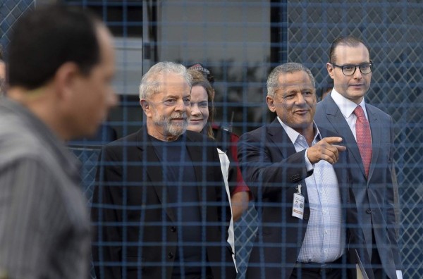 FOTOS: Ovacionado por sus partidarios salió Lula da Silva de la cárcel