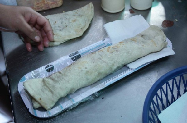 La 'Mega Baleada' de Los Dolores, sazón único en la capital hondureña