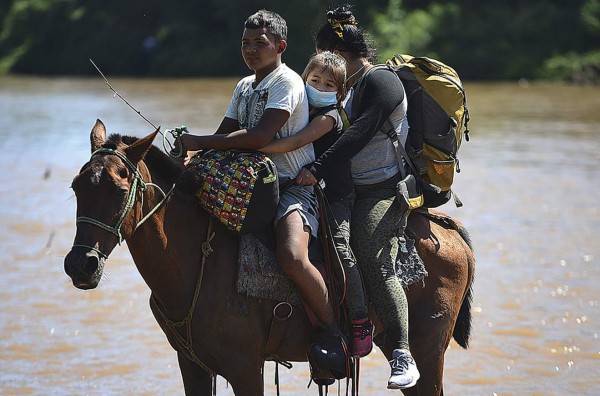 A caballo y en balsas, nicaragüenses cruzan hacia Honduras a vacunarse contra el covid-19