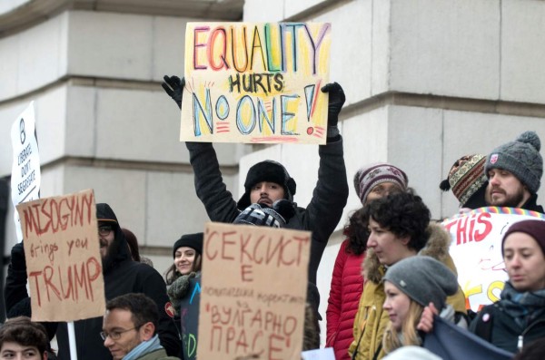 Donald Trump enfrenta masiva protesta tras apenas una noche en la Casa Blanca