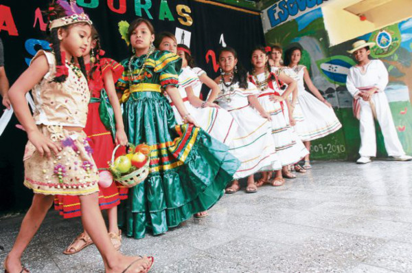 Niños de centros educativos demuestran su hondureñidad