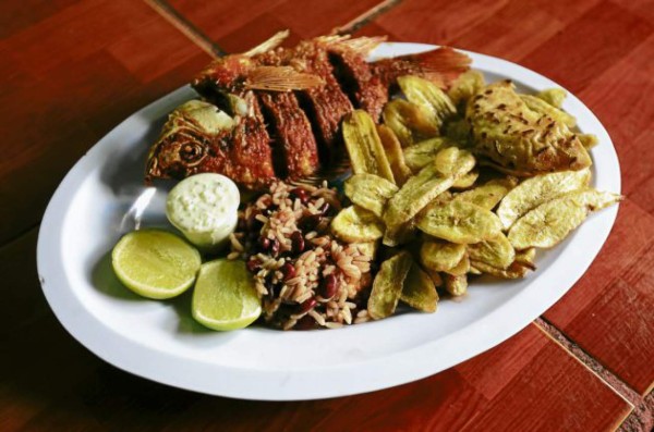 Suculenta oferta gastronómica frente al hermoso paisaje del Lago de Yojoa