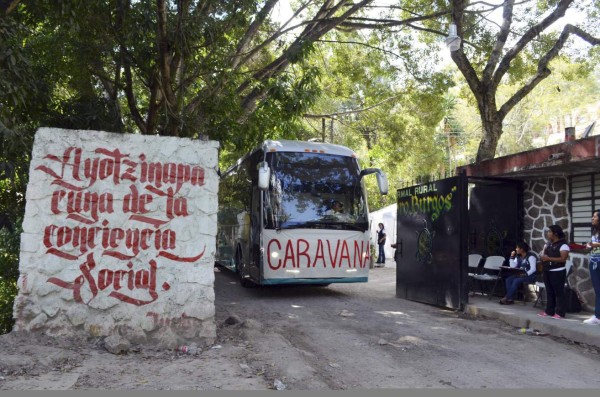 Padres de los 43 estudiantes desaparecidos inician caravanas