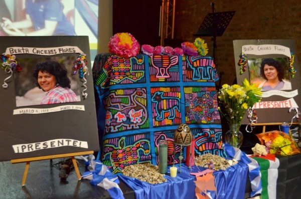 Levantan altar en Chicago a hondureña ambientalista y líder indígena Berta Cáceres
